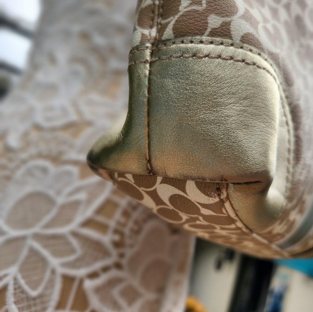 Gorgeous Coach Chelsea Heritage Shoulder bag. Gold, Khaki & Cream EUC - Picture 9 of 16